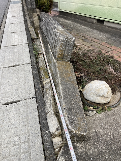 倒れたブロック塀